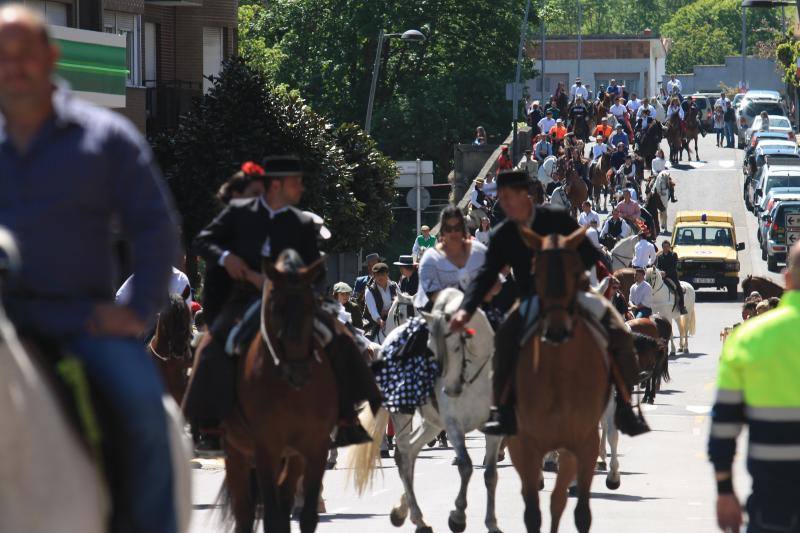 Los vecinos de la localidad del Oriente recorrieron las calles a caballo y ataviados con los mejores trajes flamencos.