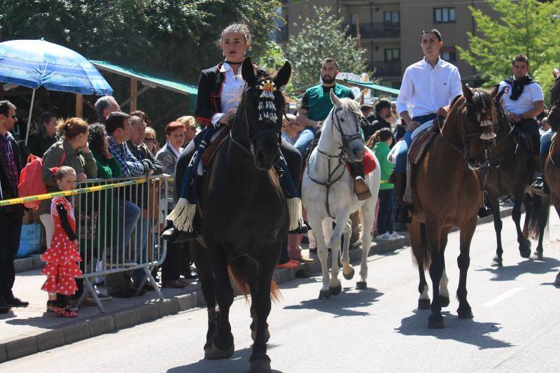 Los vecinos de la localidad del Oriente recorrieron las calles a caballo y ataviados con los mejores trajes flamencos.