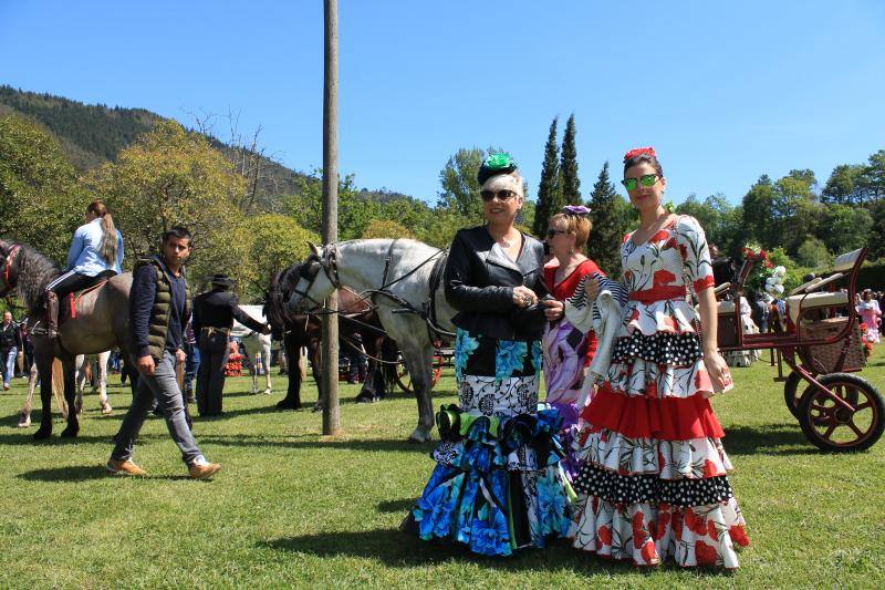 Los vecinos de la localidad del Oriente recorrieron las calles a caballo y ataviados con los mejores trajes flamencos.
