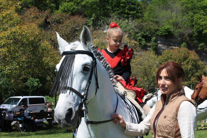 Los vecinos de la localidad del Oriente recorrieron las calles a caballo y ataviados con los mejores trajes flamencos.
