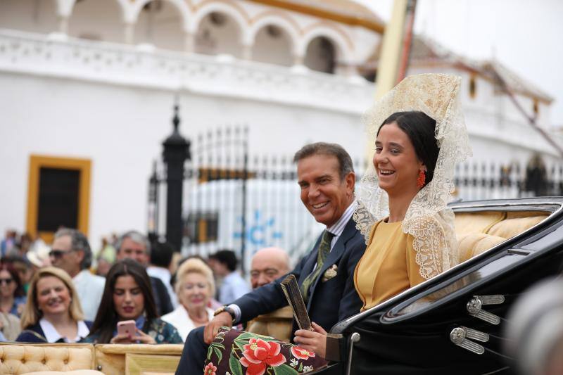 La tradicional Exhibición de Enganches de la Maestranza acogió la puesta de largo de una madrina de excepción: Victoria Federica de Marichalar y Borbón, que eligió la ciudad para su debut en un acto social en solitario. Con un clásico vestido de color albero del diseñador Enrique Rodríguez Hidalgo, la hija de la Infanta Elena y Jaime de Marichalar, llegó puntual a la cita y se dejó ver durante los momentos previos en los aledaños de la plaza de toros, donde su bisabuela, Doña María de las Mercedes, disfrutó tantas tardes de una de sus mayores aficiones.