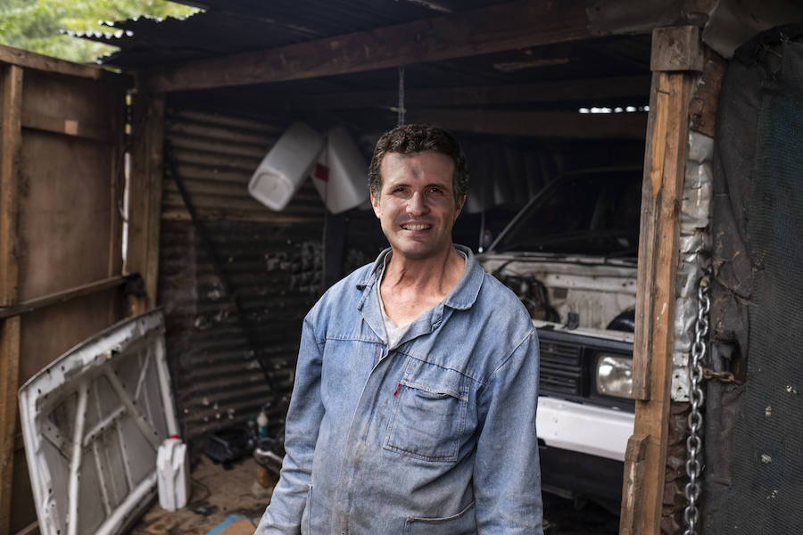 La ONG Save the Children presenta su impactante campaña 'La Infancia Marca'. Con ella buscan remover conciencias y recordar que uno de cada cuatro niños y niñas en España viven en situación de pobreza y entre un 10 y un 20 por ciento de la población sufrió abusos sexuales siendo niño o niña. Para ello, y mediante el montaje fotográfico, presenta a los principales líderes políticos españoles en situación de extrema pobreza. La campaña presenta a un Pedro Sánchez (PSOE) 'mantero', a un Pablo Casado (PP) como un niño de una chabola, a un Santiago Abascal (VOX) mendigo, a un Pablo Iglesias (Podemos) chatarrero y a un Albert Rivera (Ciudadanos) temporero. Las imágenes no dejan indiferente. 