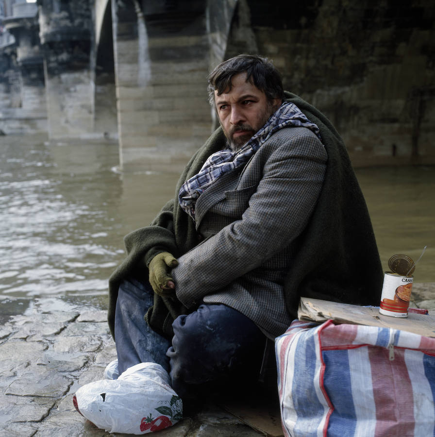 La ONG Save the Children presenta su impactante campaña 'La Infancia Marca'. Con ella buscan remover conciencias y recordar que uno de cada cuatro niños y niñas en España viven en situación de pobreza y entre un 10 y un 20 por ciento de la población sufrió abusos sexuales siendo niño o niña. Para ello, y mediante el montaje fotográfico, presenta a los principales líderes políticos españoles en situación de extrema pobreza. La campaña presenta a un Pedro Sánchez (PSOE) 'mantero', a un Pablo Casado (PP) como un niño de una chabola, a un Santiago Abascal (VOX) mendigo, a un Pablo Iglesias (Podemos) chatarrero y a un Albert Rivera (Ciudadanos) temporero. Las imágenes no dejan indiferente. 