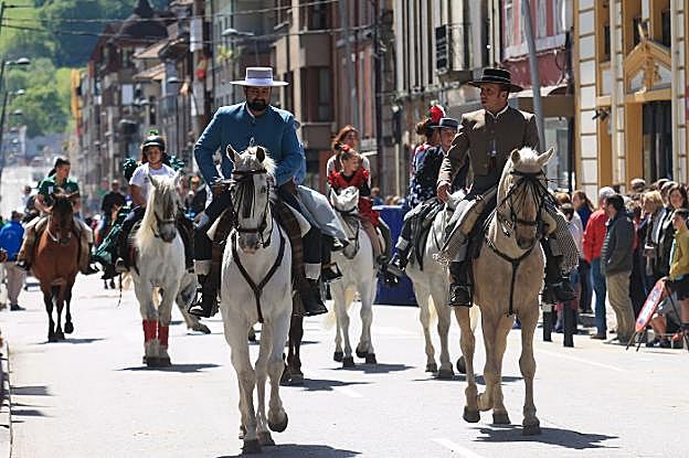 Jinetes a la cabeza de la comitiva que marchó desde la Piscifactoría a La Cueva por las calles de la villa.
