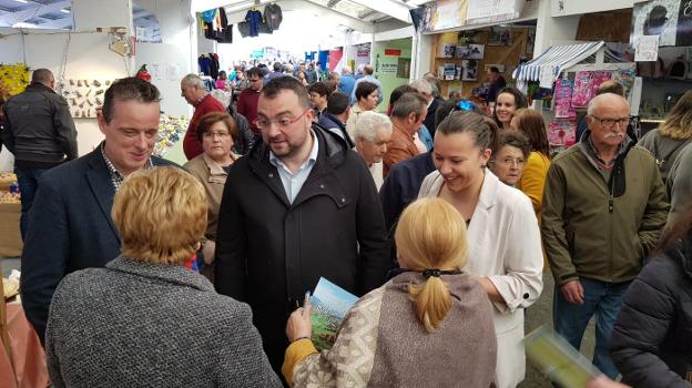 Marcelino Marcos y Adrián Barbón, en la Feria de Tineo. 