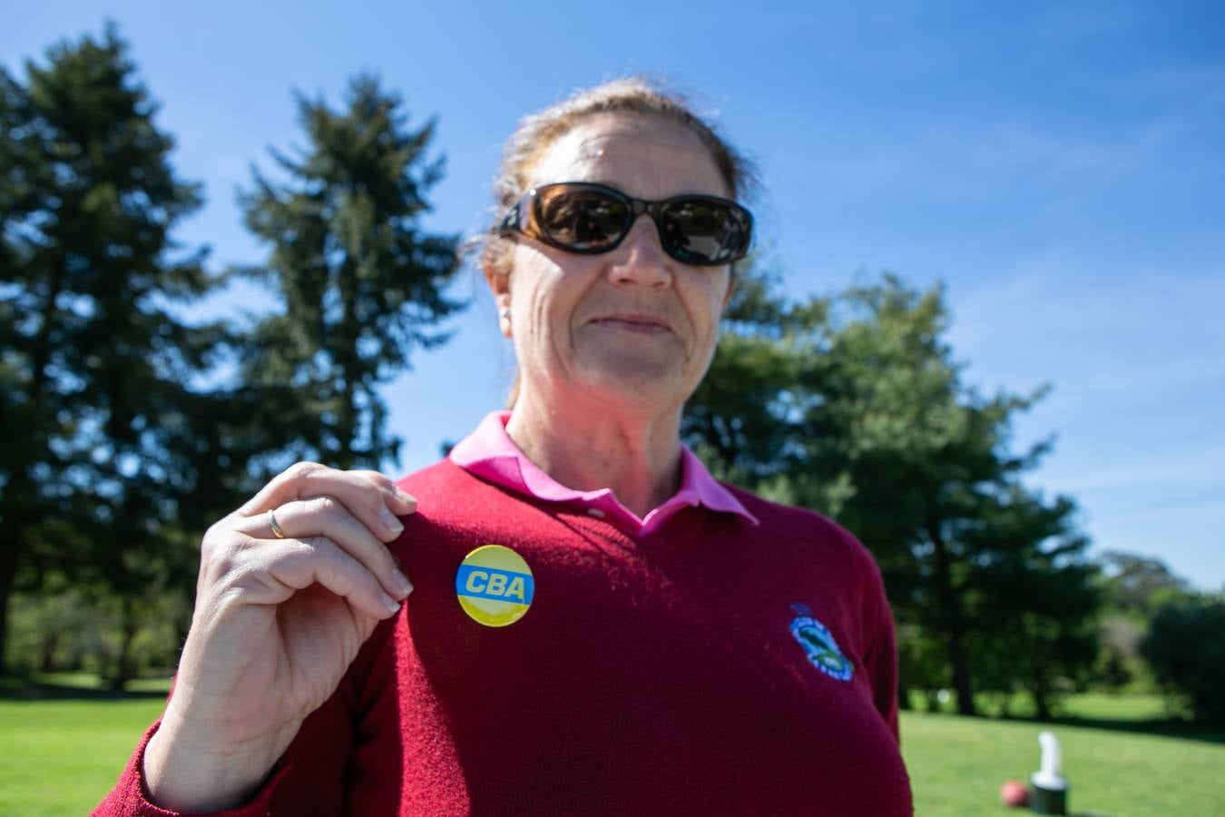 Una jugadora muestra la chapa con las iniciales de Celia Barquín que lució durante el torneo en La Barganiza