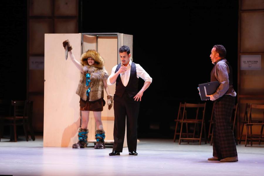 Se estrena este jueves la producción que el Teatro Campoamor ha hecho de la zarzuela 'El Dúo de la Africana', gracias al director de escena Joan Font y el director musical Miquel Ortega. La obra se podrá ver a las 20 horas del 9 al 11 de mayo.