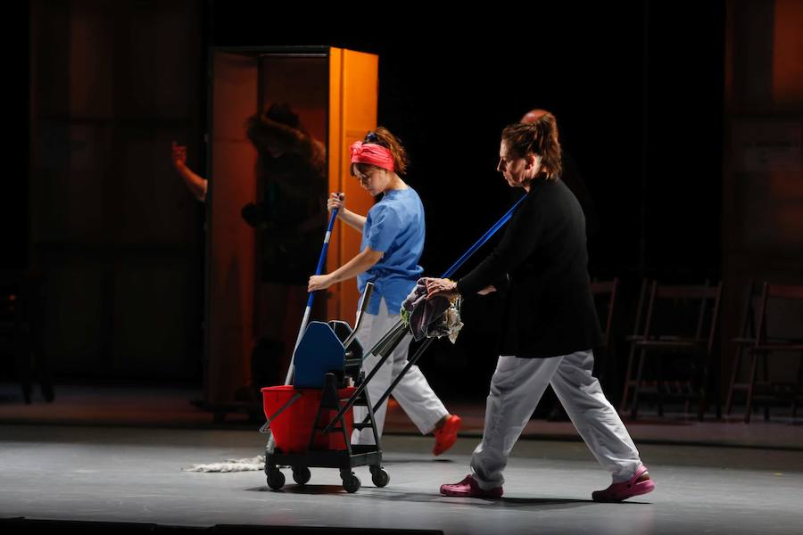 Se estrena este jueves la producción que el Teatro Campoamor ha hecho de la zarzuela 'El Dúo de la Africana', gracias al director de escena Joan Font y el director musical Miquel Ortega. La obra se podrá ver a las 20 horas del 9 al 11 de mayo.