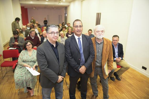 El vicedecano del colegio, José Ramón Puerto, el consejero Fernando Lastra y el arquitecto Víctor García Oviedo. 