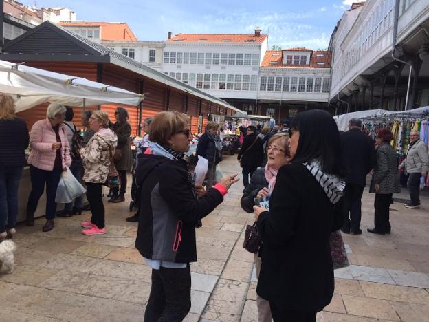 Marta del Viso repartiendo propaganda electoral. 