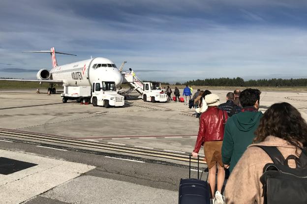 Un grupo de pasajeros se dirige hacia una aeronave de la compañía Volotea. 