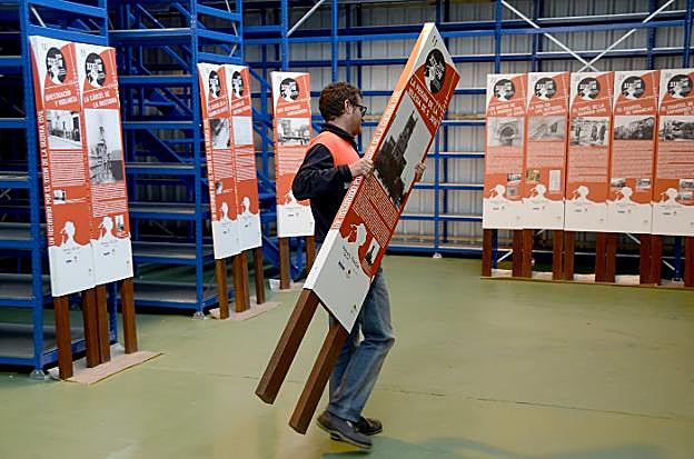 Un operario mueve uno de los paneles de la guerra en la nave de Piti, con parte de los restantes al fondo. 
