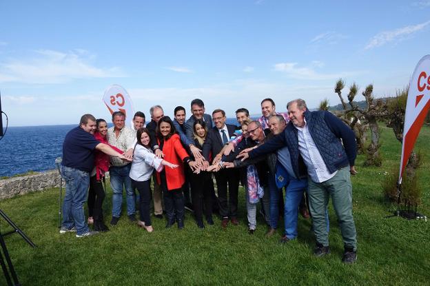 Miembros de la lista de Ciudadanos de la circunscripción oriental, en el paseo de San Pedro de Llanes. 