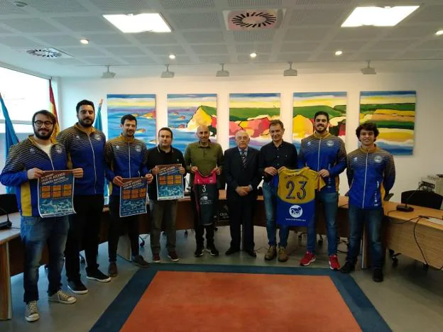 Jugadores y autoridades durante la presentación. :: VILLA DE LUANCO