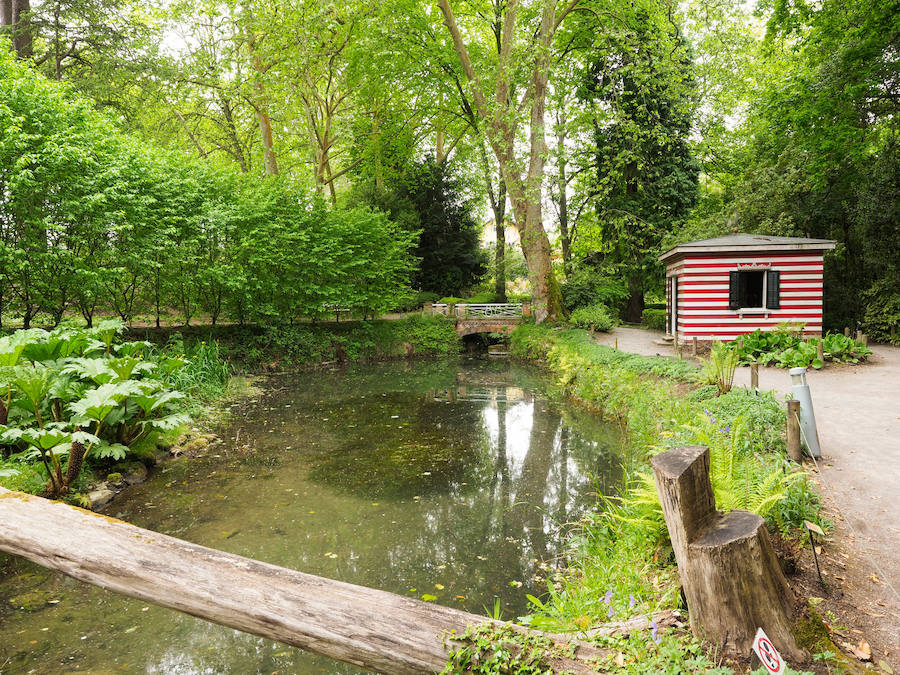 Esta caseta de baños se encuentra en la zona del Jardín de la Isla. Su interior incluye una exposición dedicada a contar la historia de este Jardín Botánico. Su visita resulta imprescindible en el recorrido por estas instalaciones