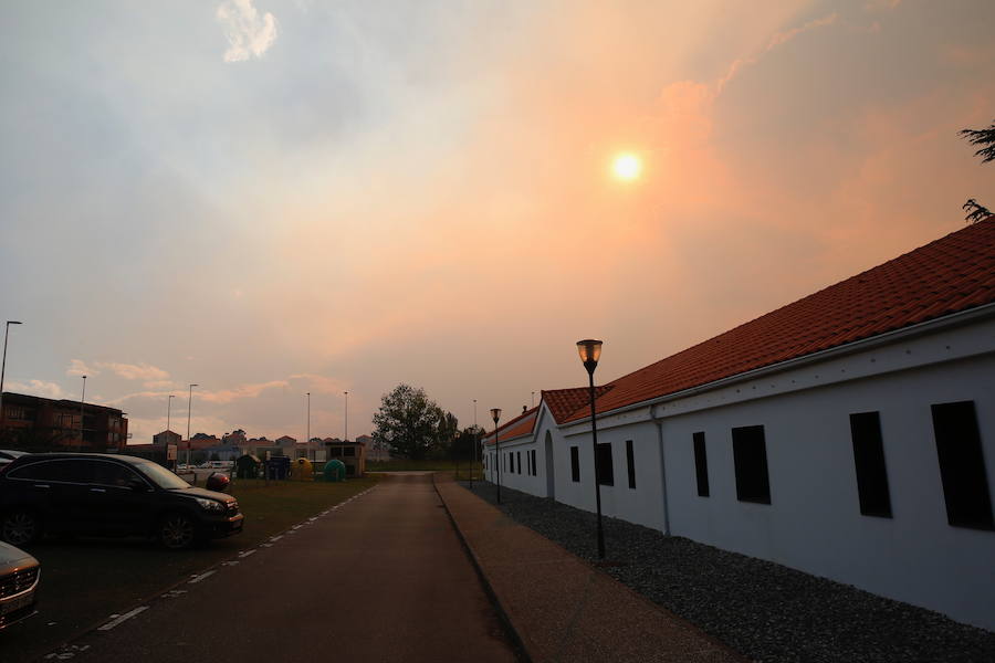 Los fuertes vientos han provocado que el humo se extendieran incluso sobre Gijón, Avilés o la ría de Villaviciosa.