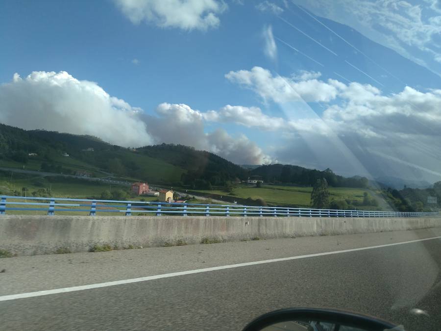 Los fuertes vientos han provocado que el humo se extendieran incluso sobre Gijón, Avilés o la ría de Villaviciosa.