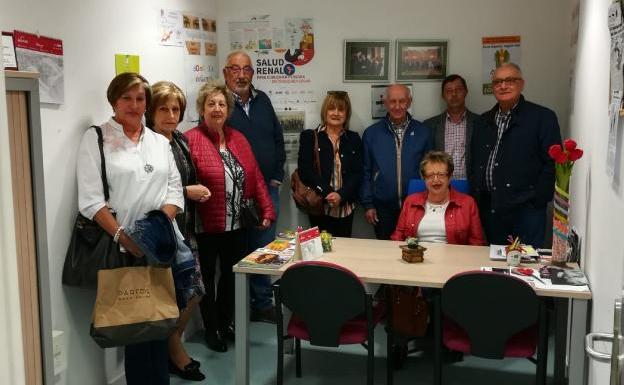 Foto de familia de la inauguración de la oficina de la asociación. 