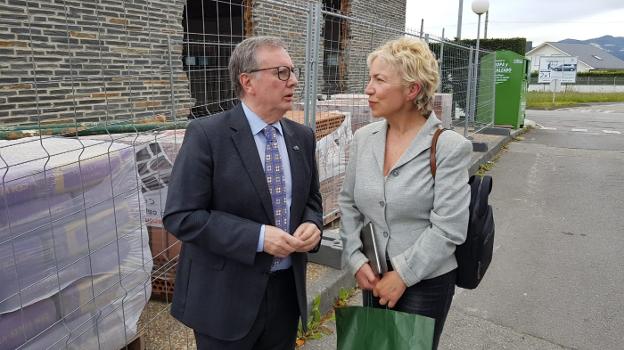 Francisco del Busto y María Ángeles Miranda visitan las obras del hospital de Jarrio. 