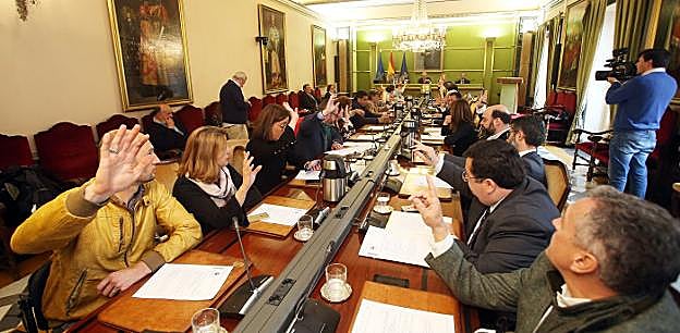 Los concejales durante la votación para aprobar por unanimidad el informe sobre la masa salarial del Ayuntanmiento y la Fundación Municial de Cultura. 