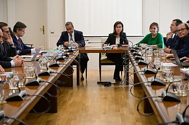 Fernando Lastra, Isabel Pardo de Vera y Carmen Moriyón, en el consejo del 22 de abril. 