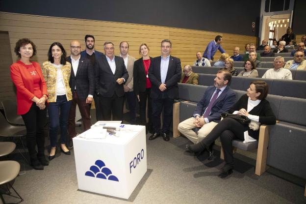 Montserrat López, Ana Braña, Jesús Martínez, Rubén Hidalgo, Álvaro Muñiz, David Argüelles, Teresa Sánchez y Esteban Aparicio, con Marcos Grana y Carmen Moriyón en el patio de butacas. 