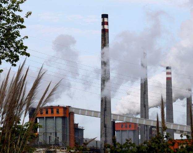 Chimeneas de las baterías de cok, en la planta de Arcelor en Avilés. 