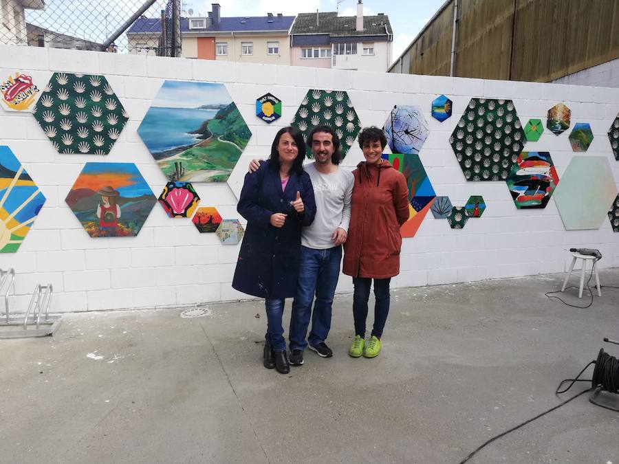 El artista Juan Méjica ha participado en un encuentro con alumnos de Bachillerato organizado por el X Foro Comunicación y Escuela del IES Elisa y Luis Villamil de Vegadeo. Además de compartir sus experiencias con los jóvenes, el pintor y escultor ha creado con ellos una nueva obra.