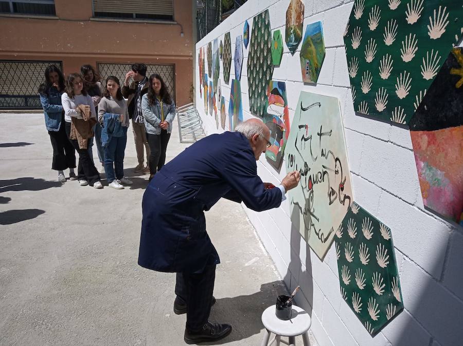 El artista Juan Méjica ha participado en un encuentro con alumnos de Bachillerato organizado por el X Foro Comunicación y Escuela del IES Elisa y Luis Villamil de Vegadeo. Además de compartir sus experiencias con los jóvenes, el pintor y escultor ha creado con ellos una nueva obra.