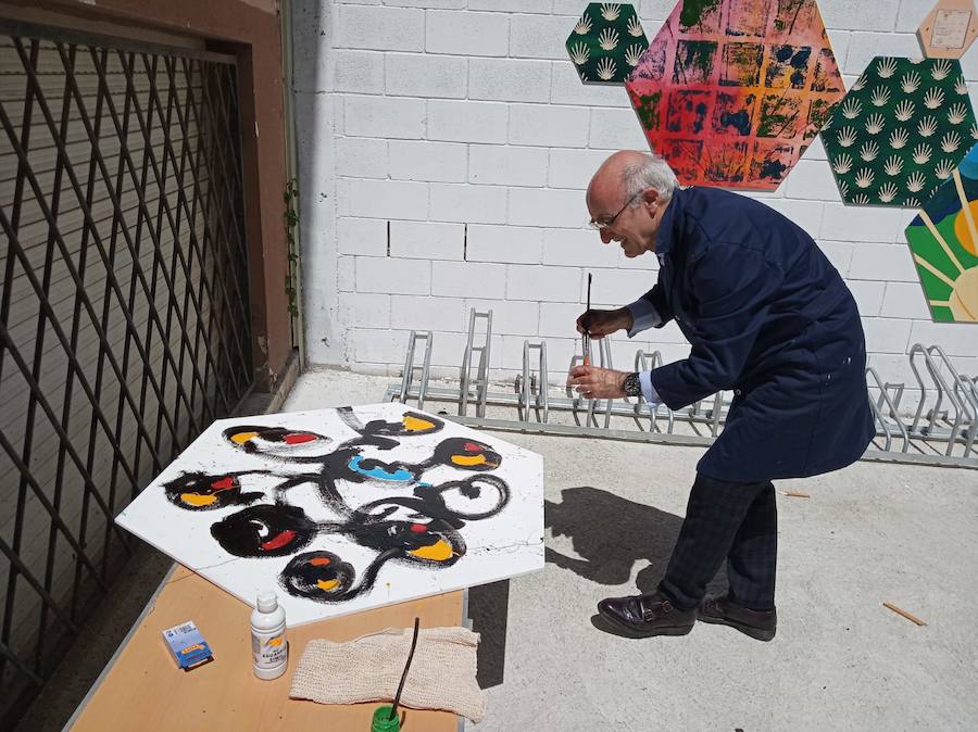 El artista Juan Méjica ha participado en un encuentro con alumnos de Bachillerato organizado por el X Foro Comunicación y Escuela del IES Elisa y Luis Villamil de Vegadeo. Además de compartir sus experiencias con los jóvenes, el pintor y escultor ha creado con ellos una nueva obra.