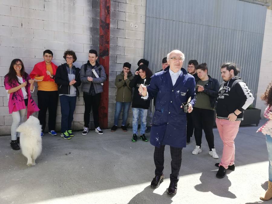 El artista Juan Méjica ha participado en un encuentro con alumnos de Bachillerato organizado por el X Foro Comunicación y Escuela del IES Elisa y Luis Villamil de Vegadeo. Además de compartir sus experiencias con los jóvenes, el pintor y escultor ha creado con ellos una nueva obra.