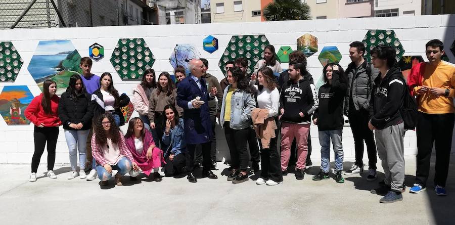 El artista Juan Méjica ha participado en un encuentro con alumnos de Bachillerato organizado por el X Foro Comunicación y Escuela del IES Elisa y Luis Villamil de Vegadeo. Además de compartir sus experiencias con los jóvenes, el pintor y escultor ha creado con ellos una nueva obra.