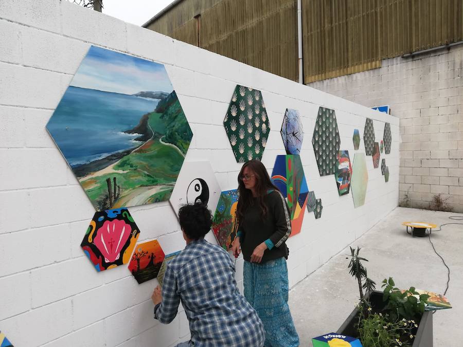 El artista Juan Méjica ha participado en un encuentro con alumnos de Bachillerato organizado por el X Foro Comunicación y Escuela del IES Elisa y Luis Villamil de Vegadeo. Además de compartir sus experiencias con los jóvenes, el pintor y escultor ha creado con ellos una nueva obra.