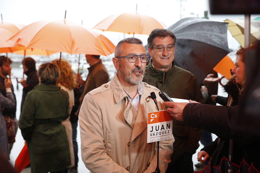 El candidato de Ciudadanos a la presidencia del Principado, Juan Vázquez, inició la campaña electoral en Gijón junto al candidato de la formación a la alcaldía de la ciudada, José Carlos Fernández Sarasola.