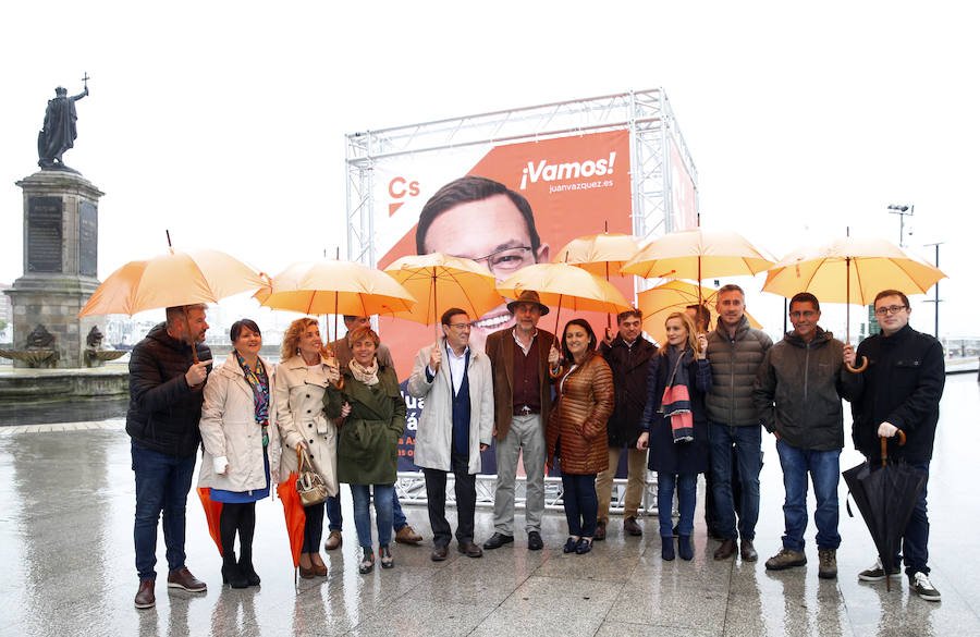 El candidato de Ciudadanos a la presidencia del Principado, Juan Vázquez, inició la campaña electoral en Gijón junto al candidato de la formación a la alcaldía de la ciudada, José Carlos Fernández Sarasola.