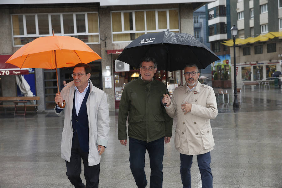 El candidato de Ciudadanos a la presidencia del Principado, Juan Vázquez, inició la campaña electoral en Gijón junto al candidato de la formación a la alcaldía de la ciudada, José Carlos Fernández Sarasola.