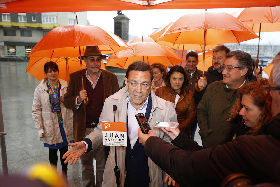 El candidato de Ciudadanos a la presidencia del Principado, Juan Vázquez, inició la campaña electoral en Gijón junto al candidato de la formación a la alcaldía de la ciudada, José Carlos Fernández Sarasola.