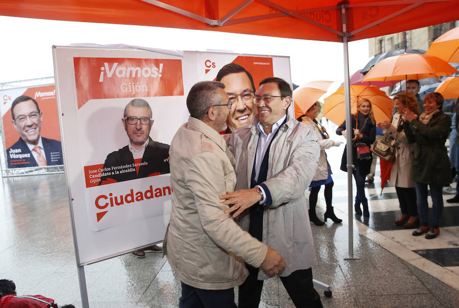 El candidato de Ciudadanos a la presidencia del Principado, Juan Vázquez, inició la campaña electoral en Gijón junto al candidato de la formación a la alcaldía de la ciudada, José Carlos Fernández Sarasola.