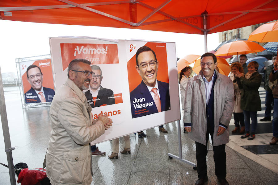 El candidato de Ciudadanos a la presidencia del Principado, Juan Vázquez, inició la campaña electoral en Gijón junto al candidato de la formación a la alcaldía de la ciudada, José Carlos Fernández Sarasola.