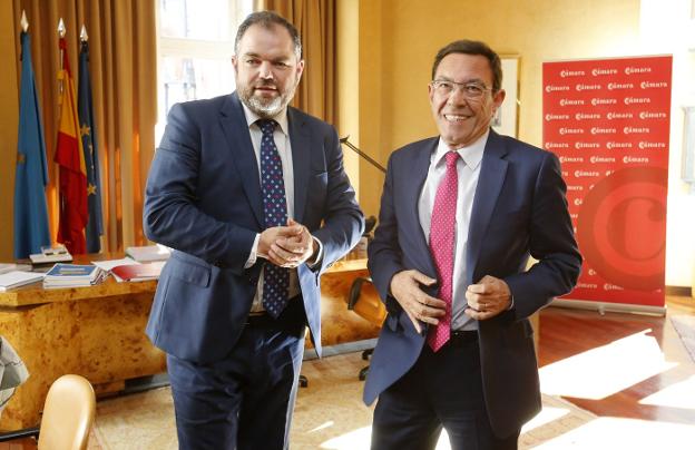 Carlos Paniceres, presidente de la Cámara de Comercio de Oviedo, y Juan Vázquez, candidato de Ciudadanos a la Presidencia del Principado.