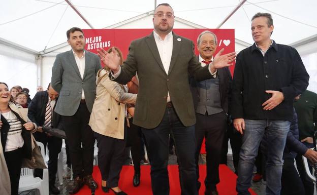 Barbón, con candidatos locales, durante el arranque de campaña en Oviedo.