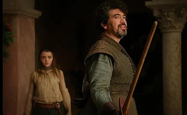 Arya Stark observa a Syrio Forel. 