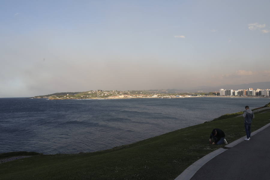 El incendio de Candamo provocó una gran nube de humo que cubrió gran parte del centro de Asturias, como Gijón.