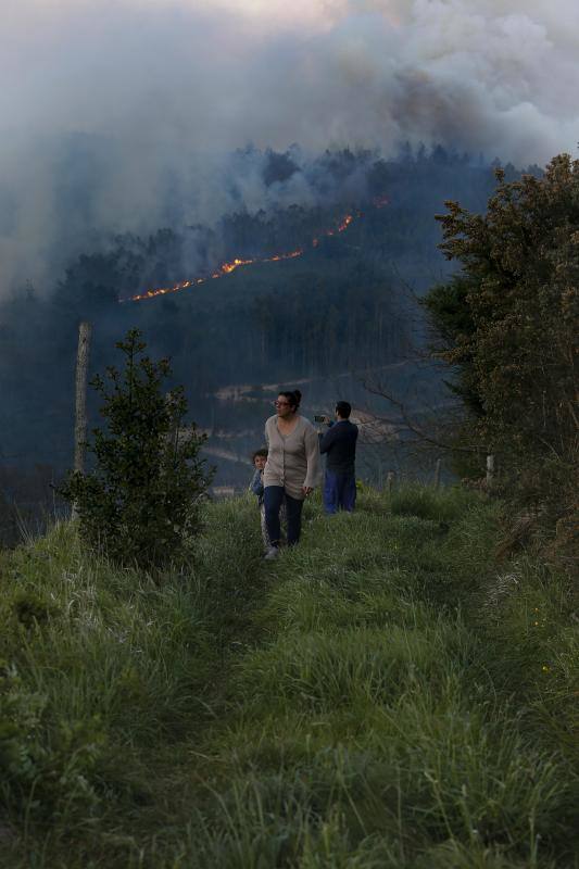 El incendio de Candamo provocó una gran nube de humo que cubrió gran parte del centro de Asturias, como Gijón.