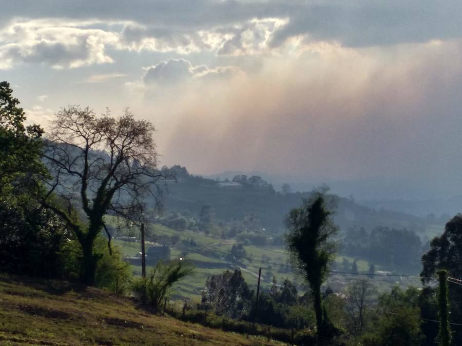 El incendio de Candamo provocó una gran nube de humo que cubrió gran parte del centro de Asturias, como Gijón.