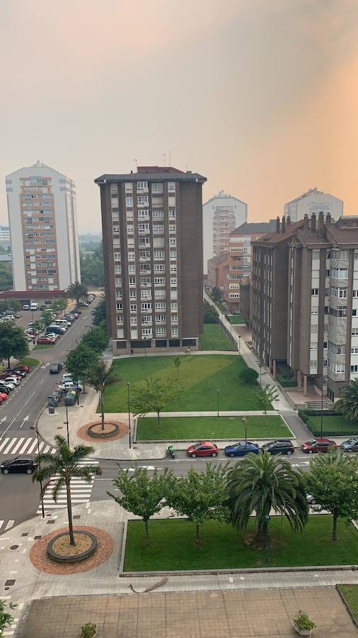 El incendio de Candamo provocó una gran nube de humo que cubrió gran parte del centro de Asturias, como Gijón.