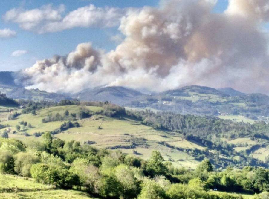 El incendio de Candamo provocó una gran nube de humo que cubrió gran parte del centro de Asturias, como Gijón.