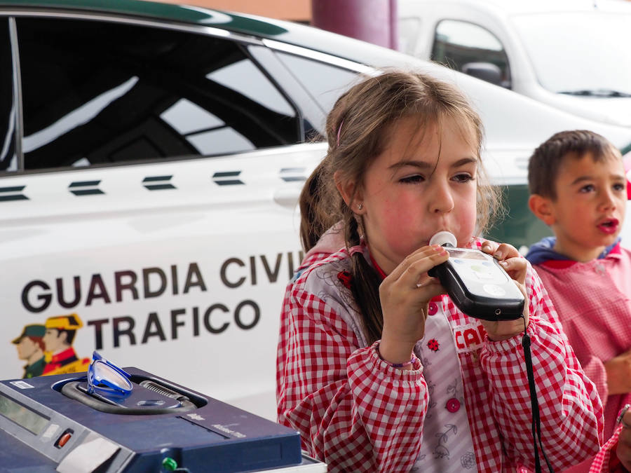 La Guardia Civil ha dado una lección de seguridad ciudadana a los niños del colegio CP Lloreu de Gijón