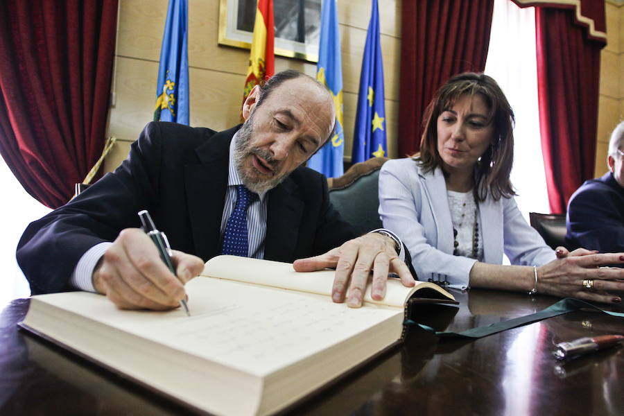 Como vicepresidente o ministro del Interior, como secretario general del PSOE o como un ciudadano que disfrutaba de sus vacaciones de verano en Llanes. Alfredo Pérez Rubalcaba ha mantenido a lo largo de los años una estrecha vinculación con Asturias. 