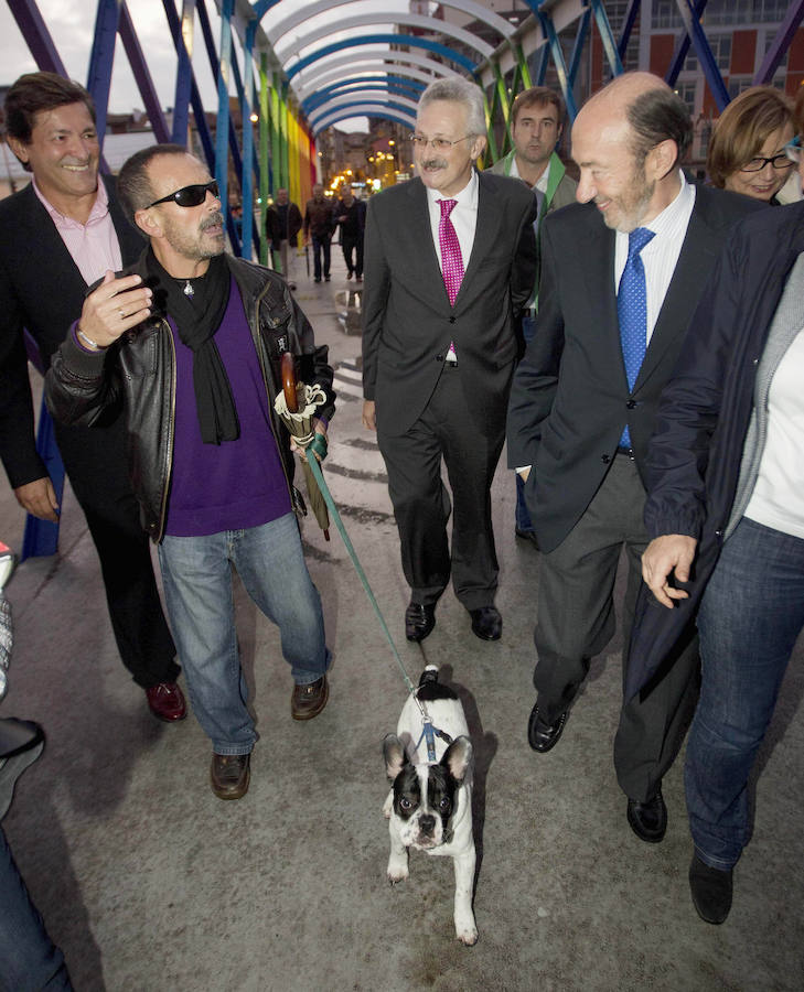 Como vicepresidente o ministro del Interior, como secretario general del PSOE o como un ciudadano que disfrutaba de sus vacaciones de verano en Llanes. Alfredo Pérez Rubalcaba ha mantenido a lo largo de los años una estrecha vinculación con Asturias. 